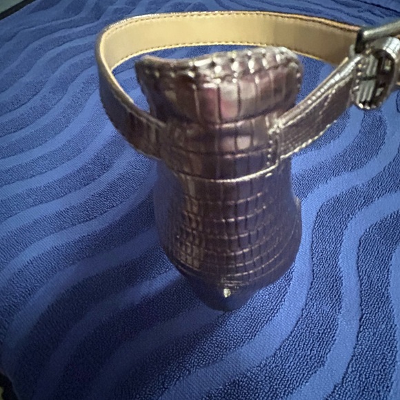 Nine West ,NWOT,sandals,9 1/2,,Pewter textured upper,2 1/2 “  heel,ankle strap - Picture 5 of 7